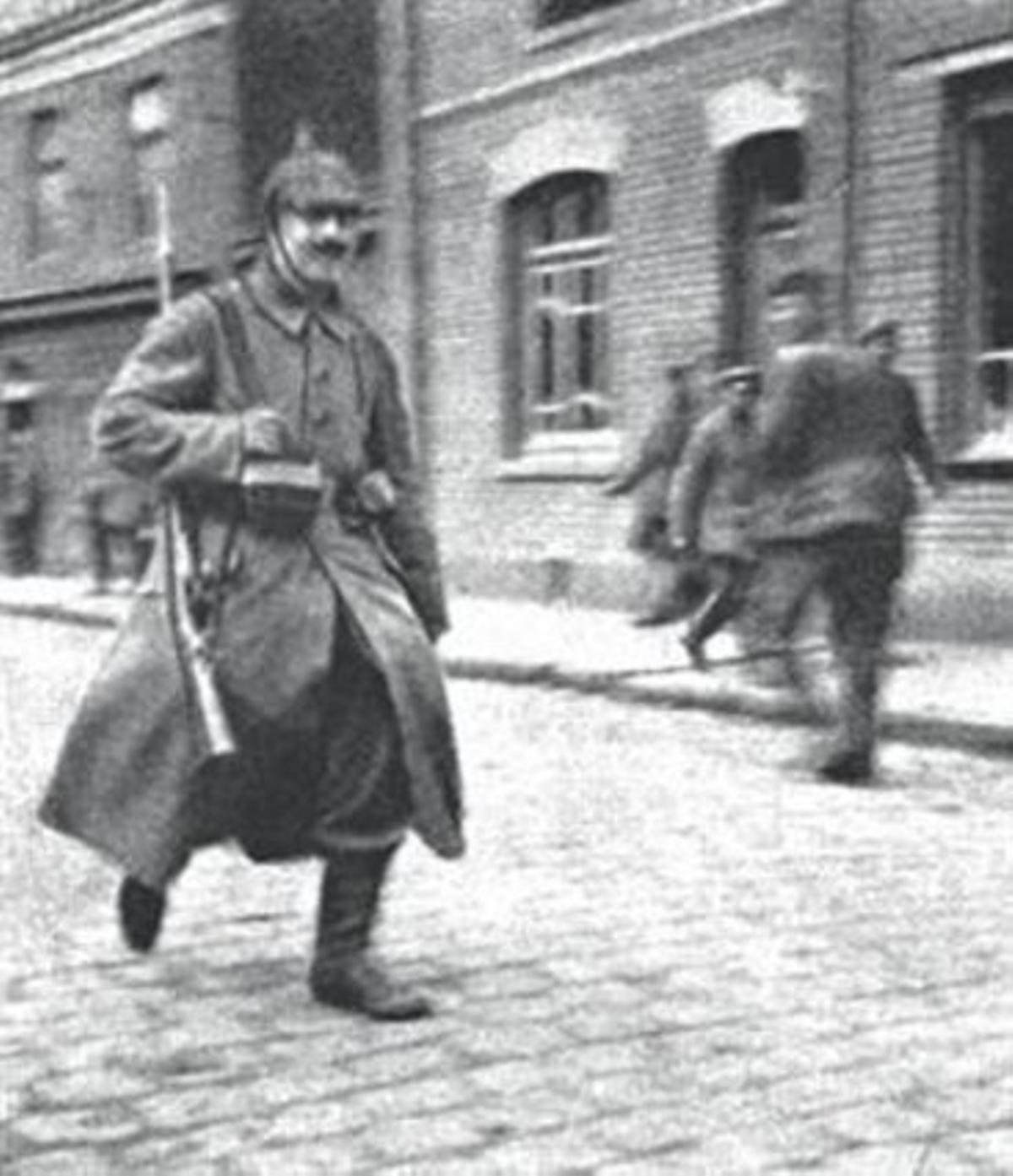 EL BIGOTI D’UN «HOME SENSE CARA» 3Hitler, el 1915, primer per l’esquerra amb altres correus, i a dalt, a Fournes, segons Thomas Weber, «una patètica figura secundària en una foto que ratlla el menyspreu».