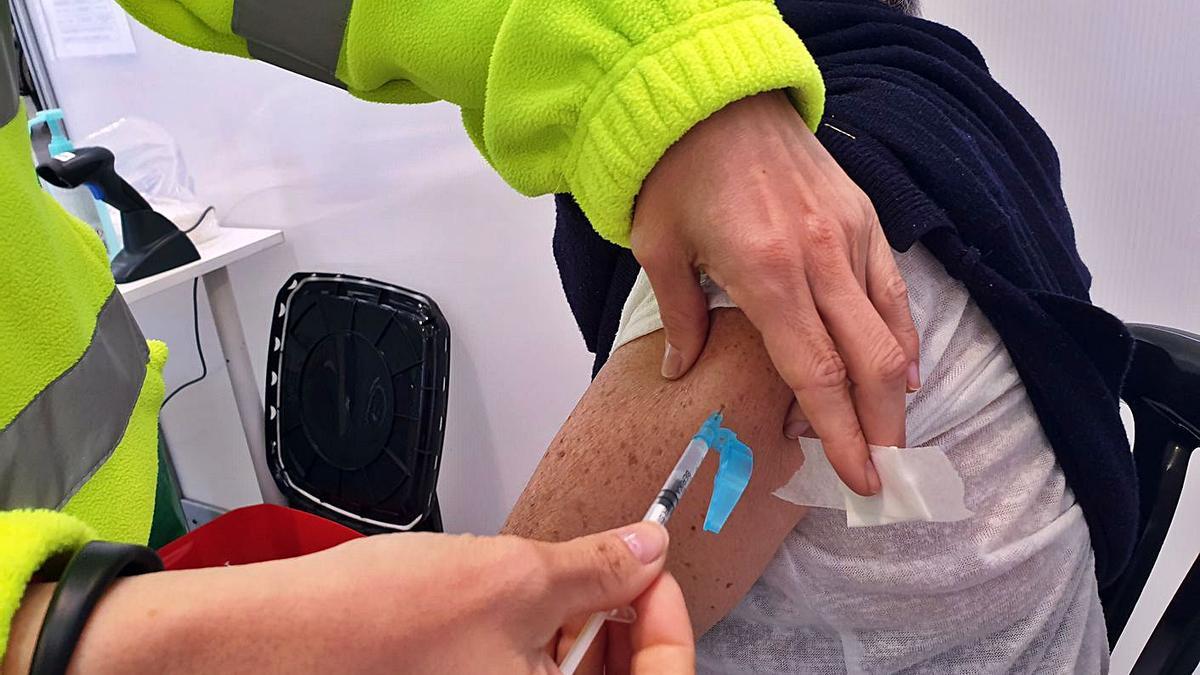 Un hombre recibe el suero de Pzifer, ayer durante la jornada de vacunación en el Ifevi. |   // MARTA G. BREA