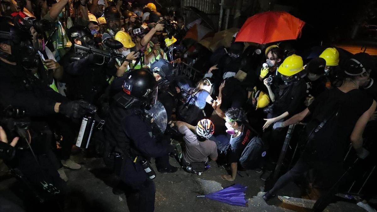 zentauroepp49236343 hong kong  china   27 07 2019   riot police clash with prote190727141827