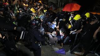 Nuevos enfrentamientos entre jóvenes y policía cuando Hong Kong entra en el tercer mes de protestas