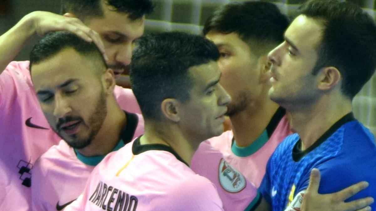 Los jugadores del Barça hacen piña tras conseguir un gol