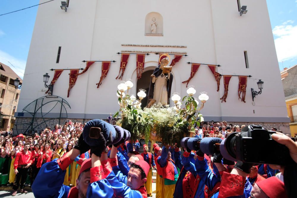 La imagen de San Antón vuelve a presidir el altar mayor de la iglesia de Santa Ana.