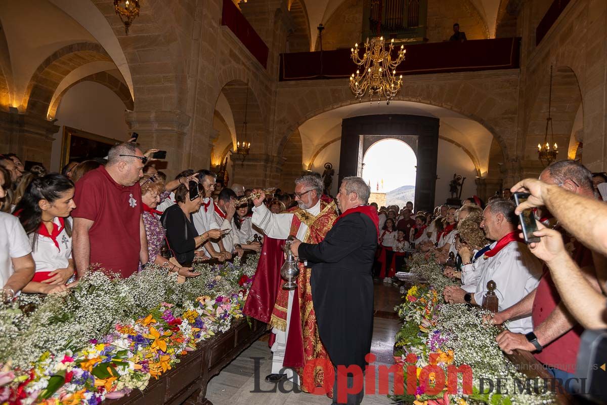 Bandeja de flores y ritual de la bendición del vino en las Fiestas de Caravaca