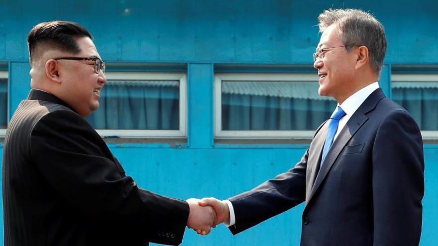 Kim Jong-un y Moon Jae-in estrechan sus manos.