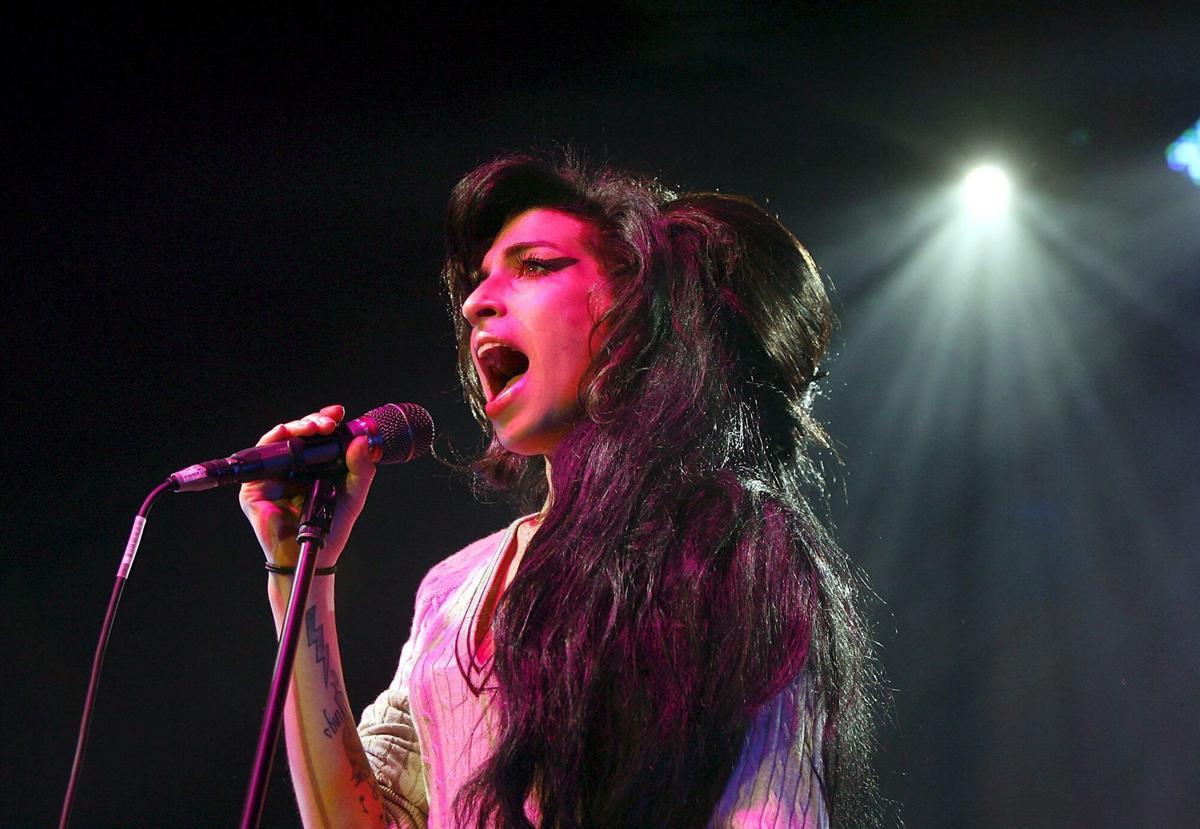 SCH11 ZÚRICH (SUIZA) 08/01/2013.- Imagen de archivo distribuida hoy martes 8 de enero de 2013 que muestra a la cantante británica Amy Winehouse durante su concierto en la Volkshaus de Zúrich, en Suiza, hoy 25 de octubre de 2007. Según informan medios de comunicación hoy, una segunda investigación forense sobre la muerte de la cantante confirmó que su fallecimiento había sido "accidental" y que ocurrió a causa del consumo excesivo de alcohol. Amy Winehouse, una de las artistas más prometedoras del Reino Unido con numerosos galardones, fue encontrada muerta en su piso de Camden el 23 de julio de 2011, tras una larga batalla contra el alcohol y las drogas. EFE/Steffen Schmidt