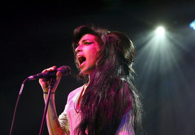 En el 15 aniversario de la muerte de Amy Winehouse, la industria sigue buscando su heredera