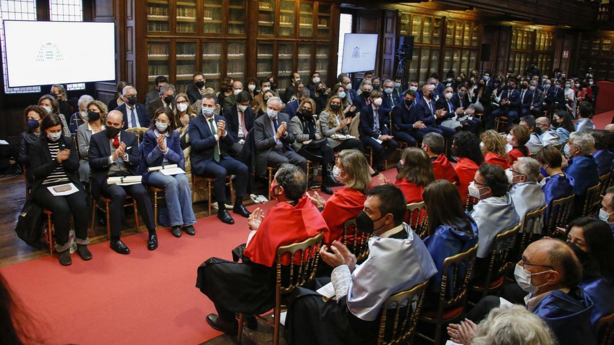 El público asistente a la celebración, con (en primer plano) los patrocinadores de los premios y (de espaldas) el profesorado revestido; al fondo, a la derecha, los premiados. |  Pablo Solares