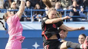 El Barça surt airós d’un derbi amb incidents a les grades