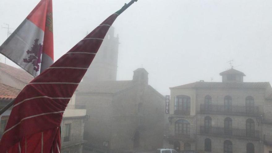 Plaza Mayor de Fermoselle entre la niebla