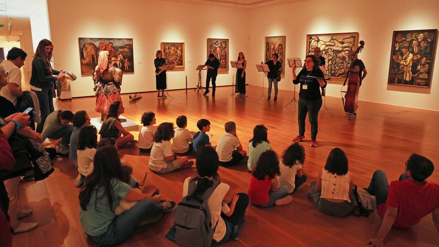 Más de cien familias disfrutan en el MARCO de una experiencia pictórico-musical con Laxeiro