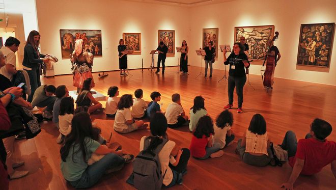 Más de cien familias disfrutan en el MARCO de una experiencia pictórico-musical con Laxeiro