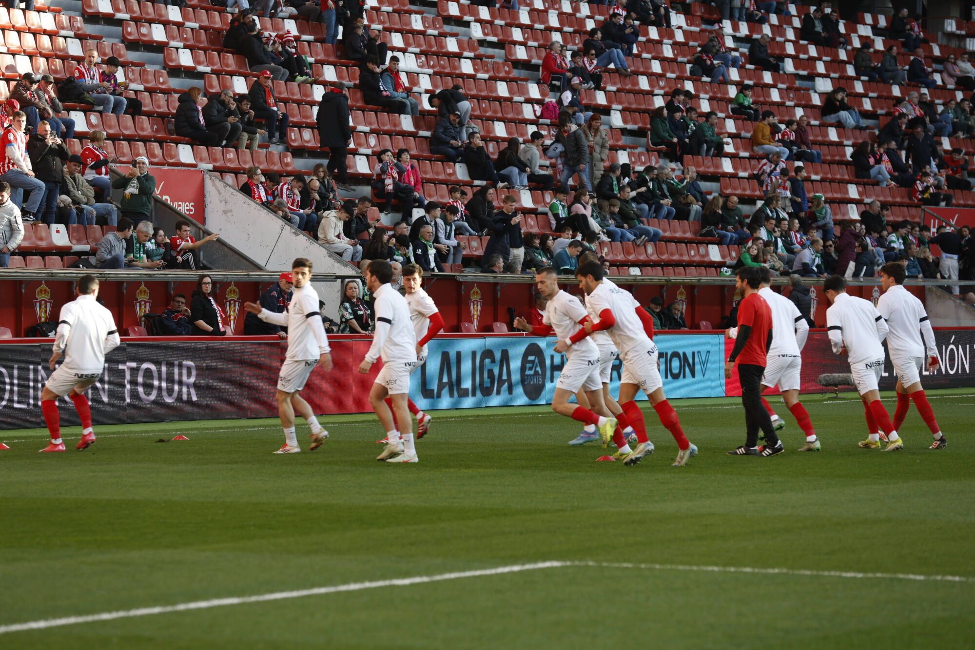 EN IMÁGENES: Ambientazo en el Sporting-Racing de Santander disputado en El Molinón