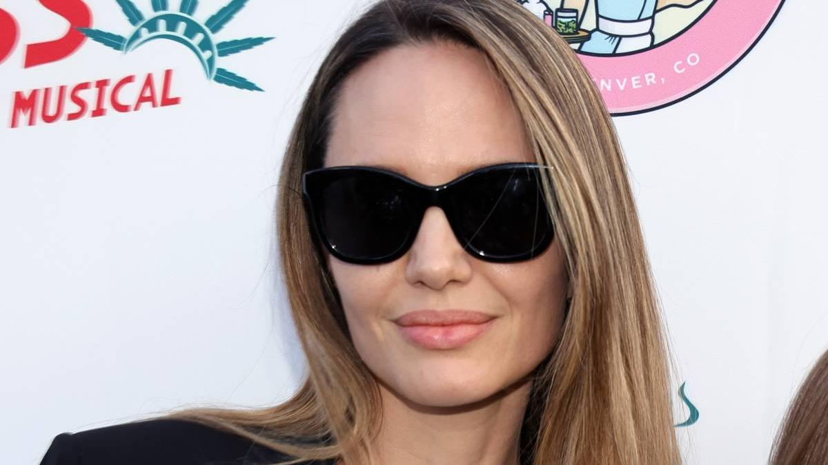 Angelina Jolie reaparece durante la polémica por el apellido de sus hijos con Brad Pitt