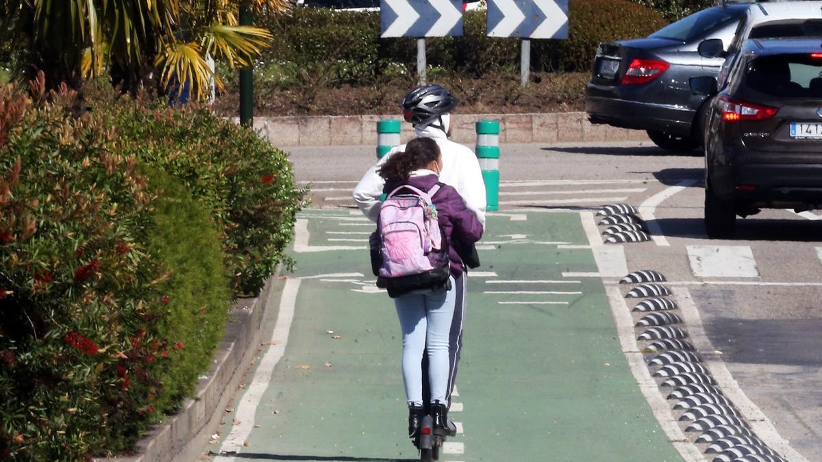 Dos conductores de patinete en el carril bici de la Travesía de Vigo (archivo)