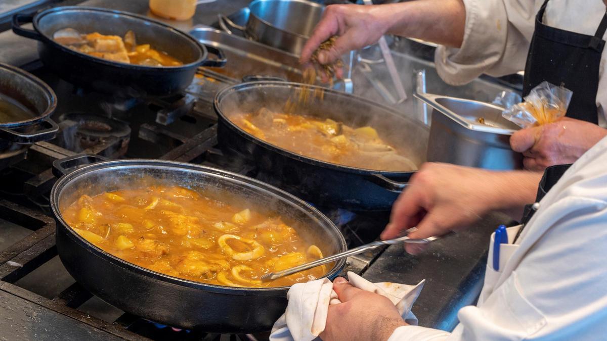 Preparación del 'suquet' de rape del restaurante El Cangrejo Loco.