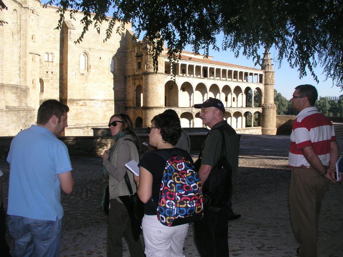 Unos viajeros en el Conventual de San Benito de Alcántara que hoy acoge la entrega de los V Premios Turismo de El Periódico Extremadura.