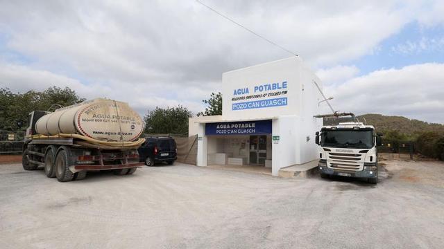 Varios camiones cargando en el pozo de Can Guasch la semana pasada.