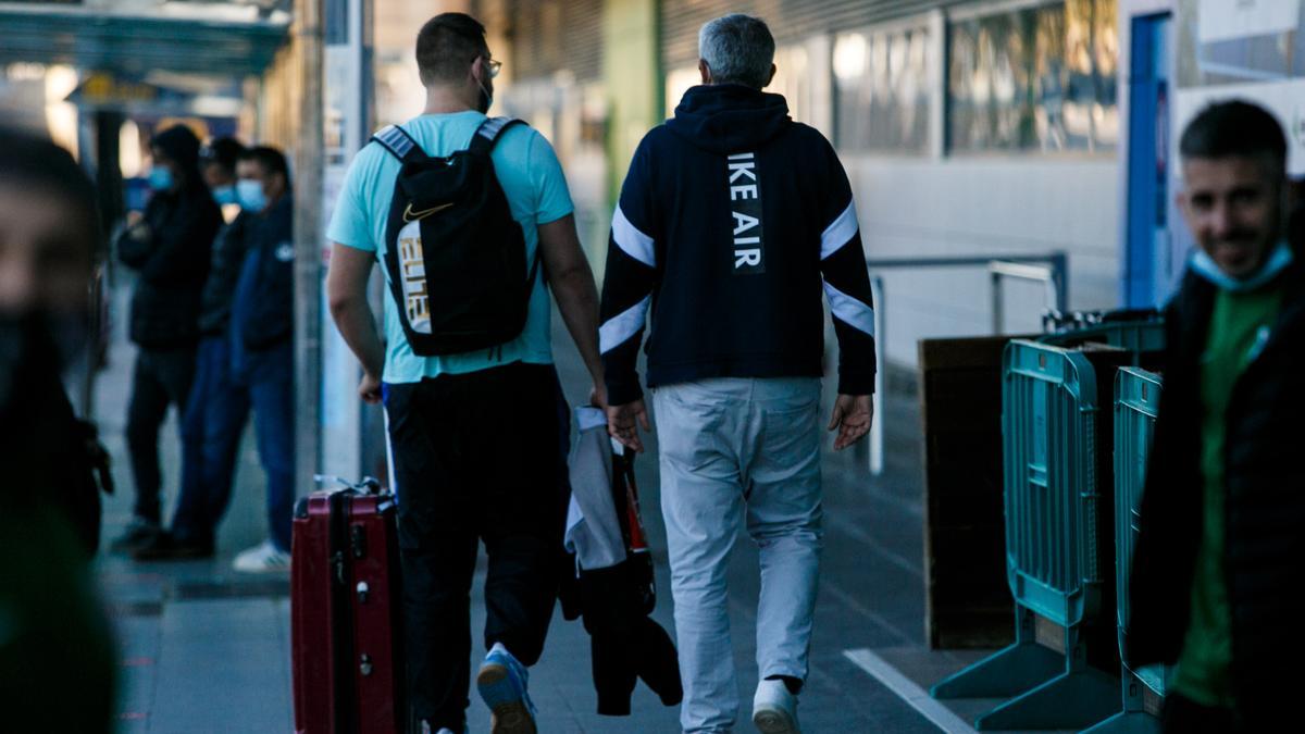 Dos turistas llegan al aeropuerto de Ibiza, en una imagen de archivo.