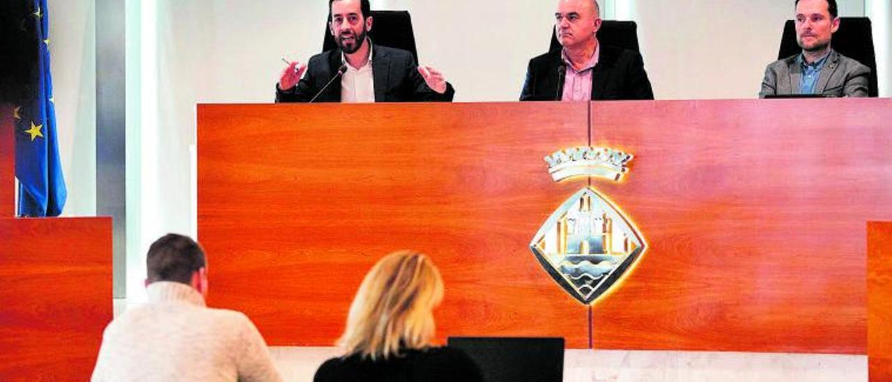 El presidente Marí mira hacia la calle en un pleno del Consell y delante, de espaldas, la interventora de la institución.