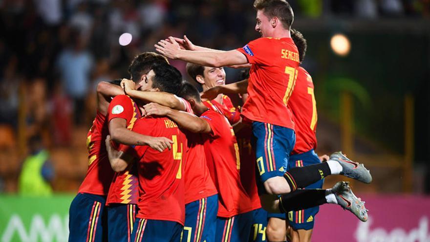 Los jugadores de España Sub-19 celebra el miércoles el pase a la final en los penaltis ante Francia.