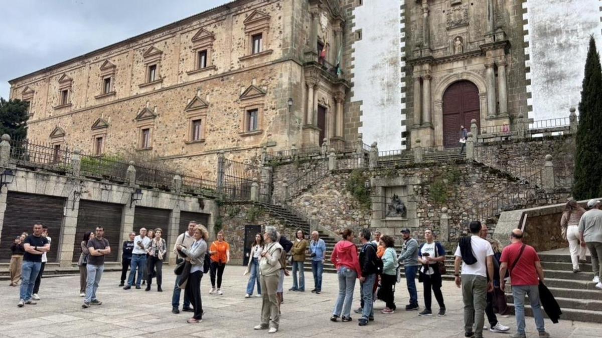 Turistas en la plaza de San Jorge.