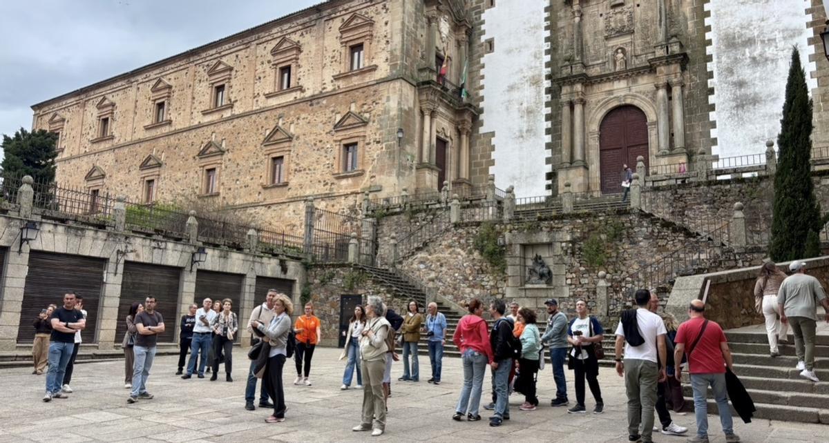 Turistas en la plaza de San Jorge.