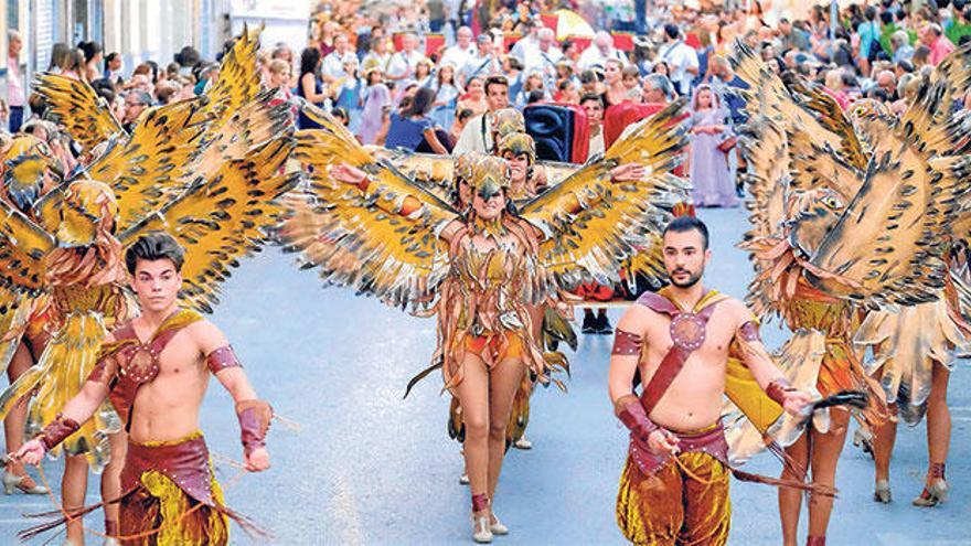 Los noveldenses y los muchos visitantes en fiestas esperan ansiosos el espectáculo que aportan los desfiles en su recorrido por las calles de la localidad.