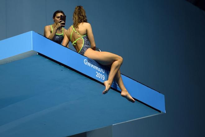 Unas nadadoras australianas se fotografían en lo alto de la plataforma de saltos durante el Mundial FINA de Natación en Gwangju, Corea del Sur.