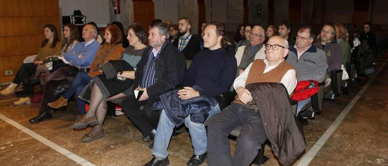 Público asistente ao coloquio no Auditorio Municipal do Areal. // Ricardo Grobas