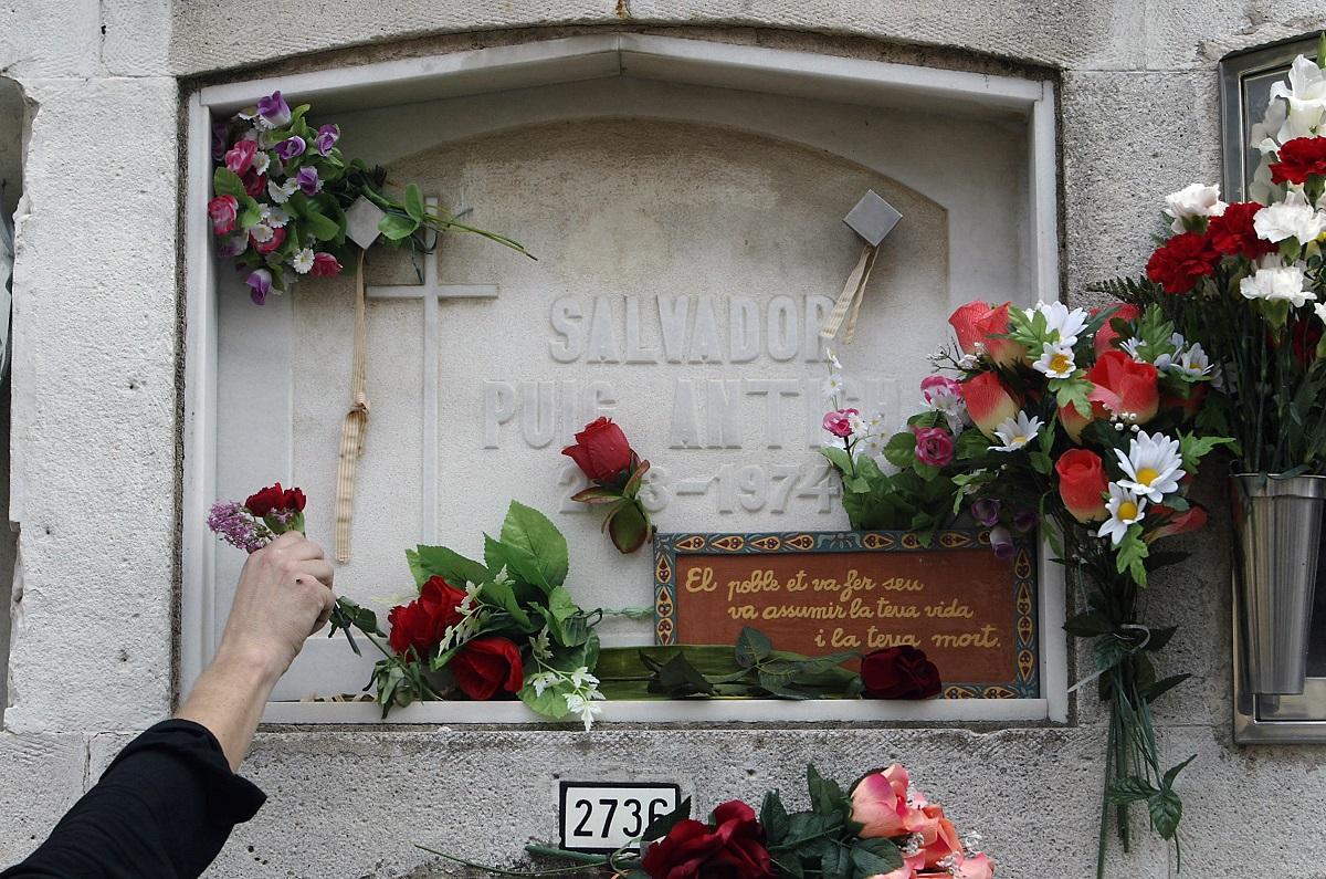 La tumba de Salvador Puig Antich en el cementerio de Montjuïc