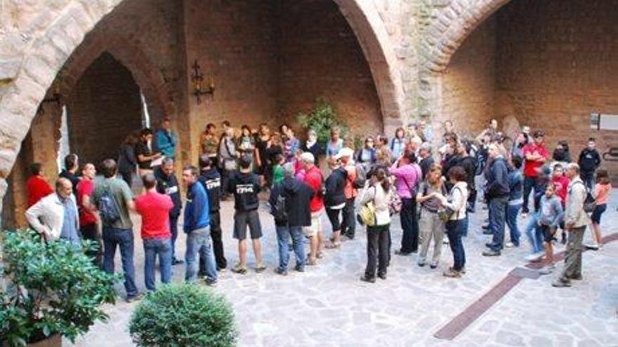 Grup de visitants en una de les rutes que es fan al castell de Cardona