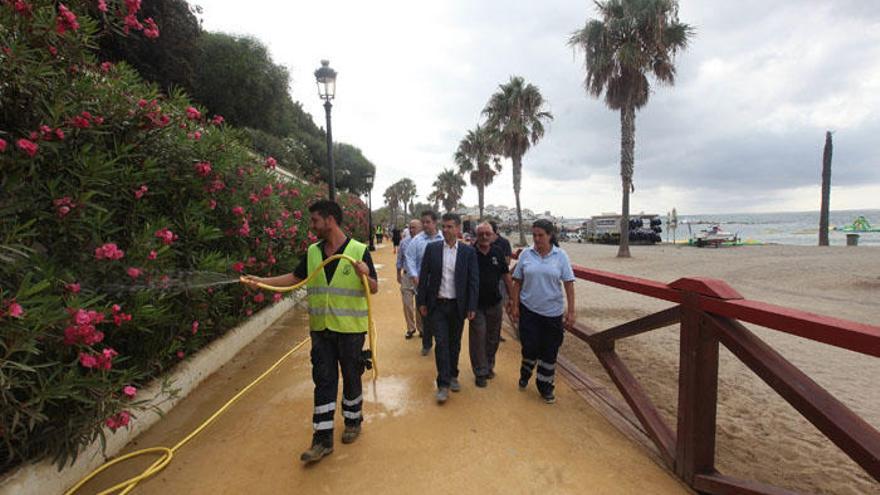 José Bernal durante la visita al paseo.