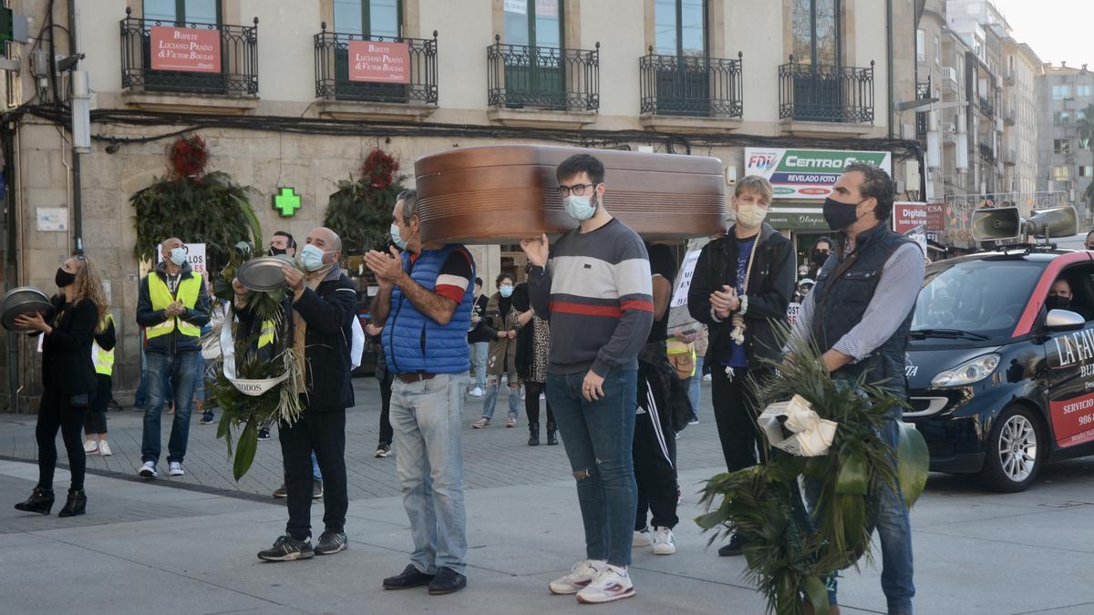 Escenifican la "muerte" de la hostelería en Pontevedra