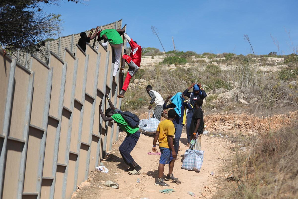 Lampedusa, colapsa tras la llegada de 6.000 inmigrantes en 24 horas