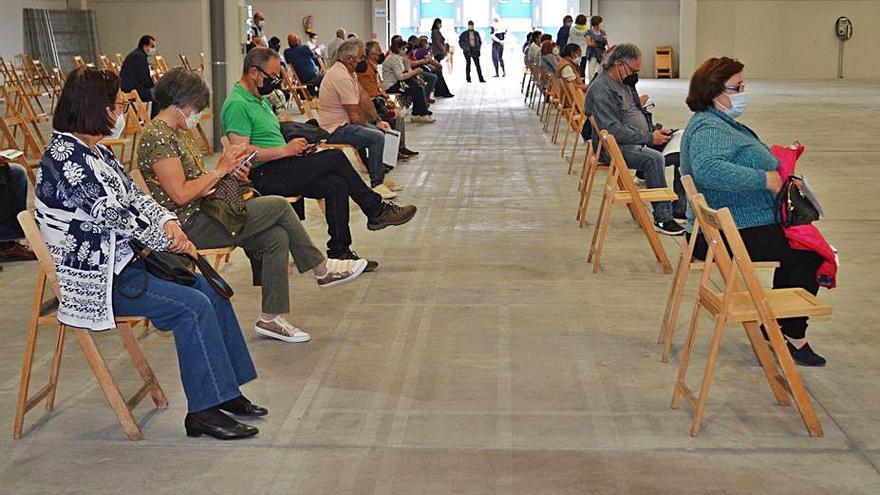 Personas ya vacunadas esperando los 15 minutos establecidos. | E. P.