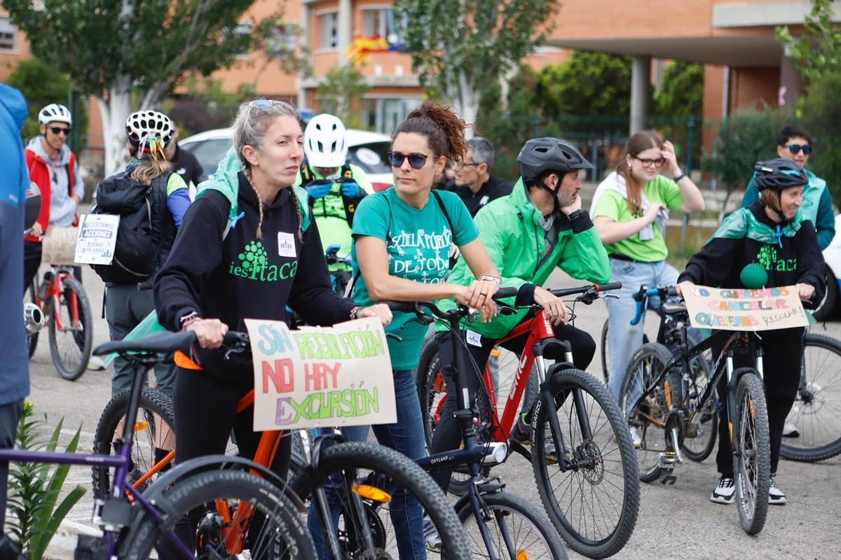 Bicicletada desde el IES Ítaca para reclamar seguridad jurídica para los profesores en las salidas extraescolares.