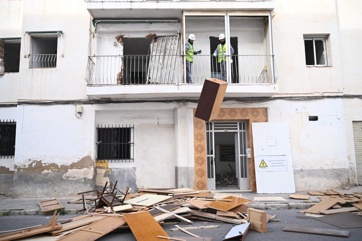 Operarios sacan mobiliario pendiente de los bloques afectados este miércoles antes de la retirada del fibrocemento