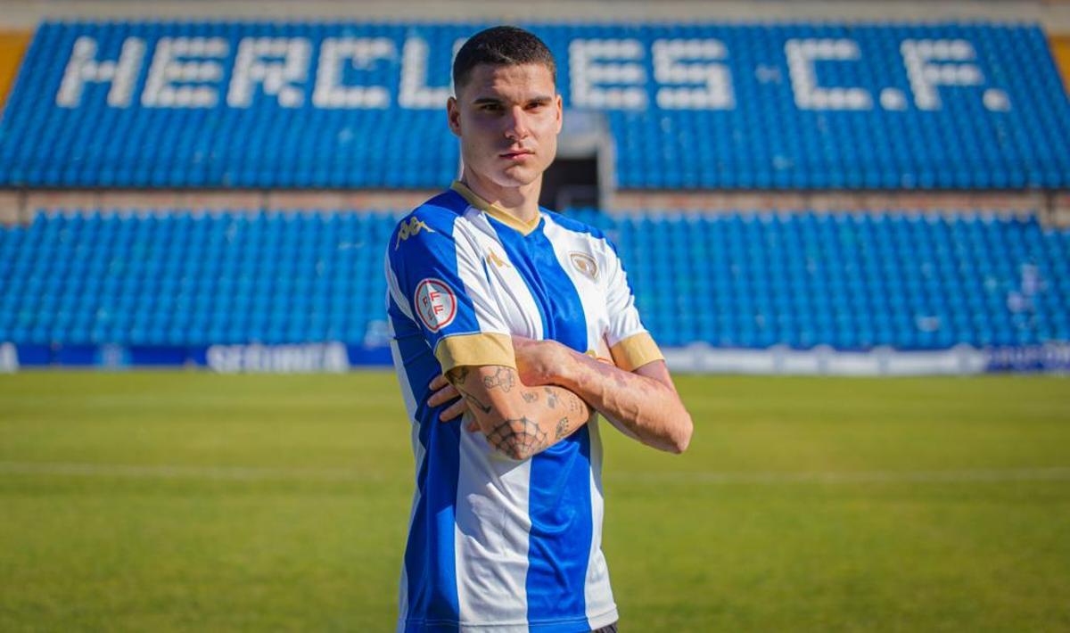 Alberto Retuerta, con la camiseta del Hércules