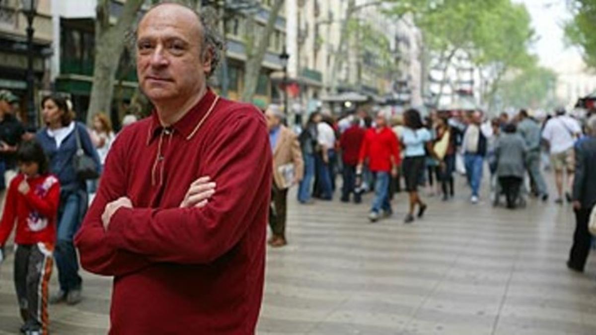 Jaume Sisa en las ramblas de Barcelona.