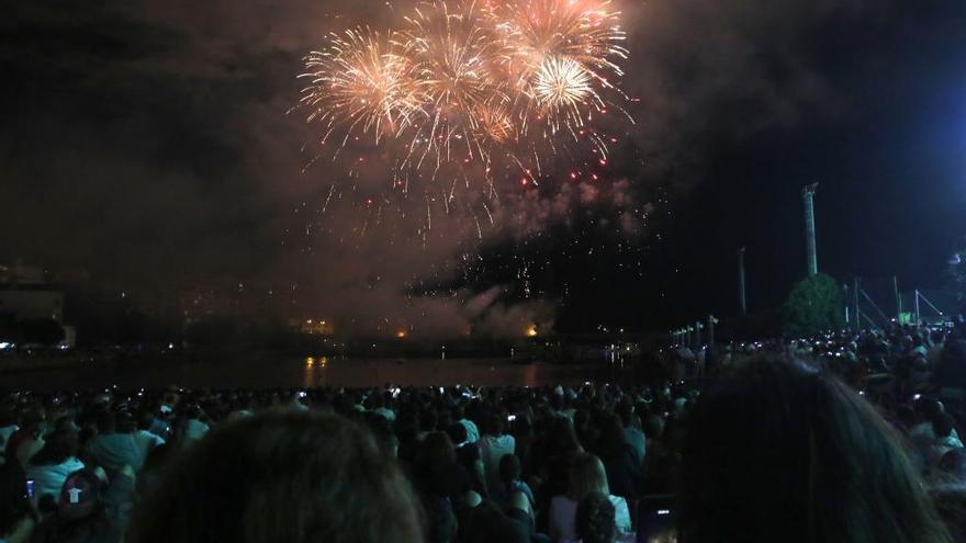 Miles de personas ante los fuegos de las Fiestas de Bouzas. // Alba Villar