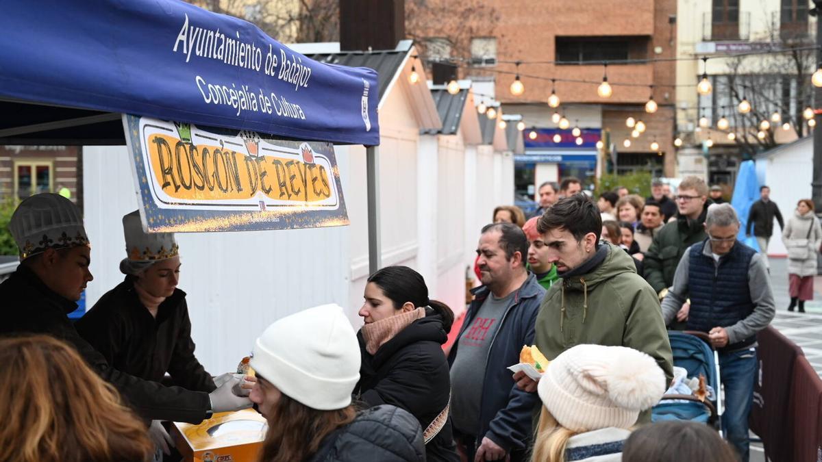 Reparto de Roscón de Reyes en el paseo de San Francisco, el 5 de enero del año pasado.