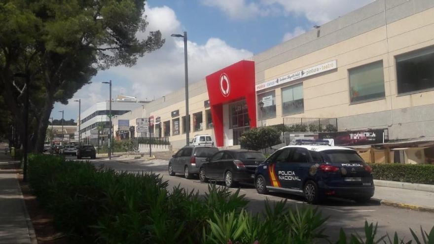 El centro comercial Las Américas, donde apuñalaron a un joven esta madrugada.