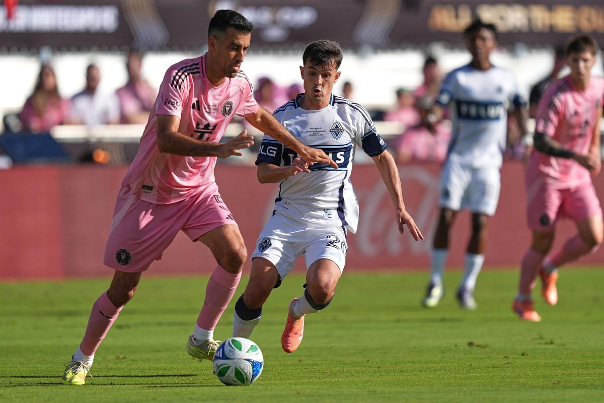 Vancouver Whitecaps midfielder Andrés Cubas (20) defends Inter Miami midfielder Sergio Busquets (5) during the first half of the MLS Cup final soccer match Saturday, Dec. 6, 2025, in Fort Lauderdale, Fla. (AP Photo/Rebecca Blackwell). EDITORIAL USE ONLY/ONLY ITALY AND SPAIN