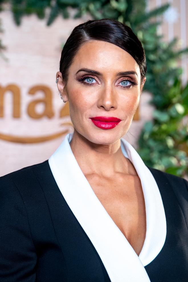 Labios rojos y ojos ahumados, el secreto del maquillaje de Pilar Rubio