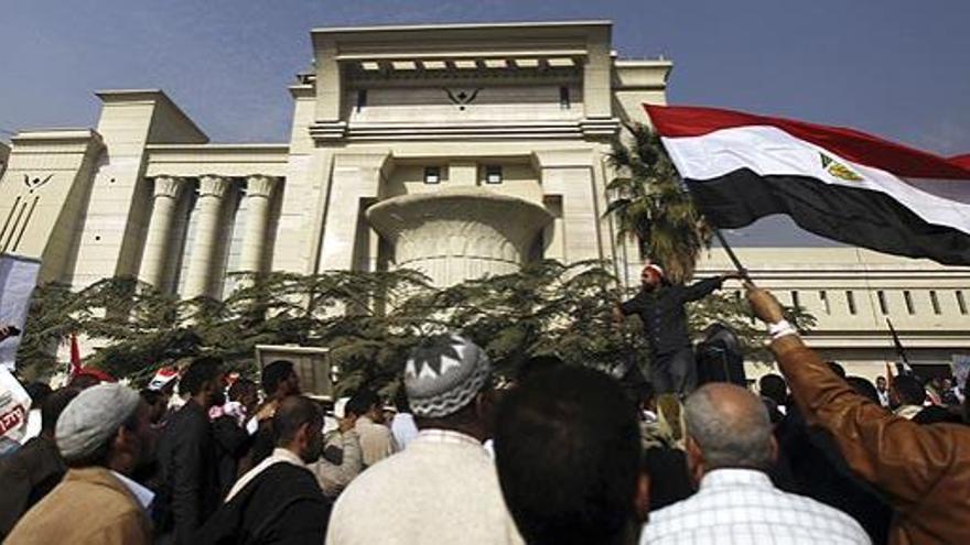 Partidarios de Mursi, ante la sede del Constitucional egipcio.