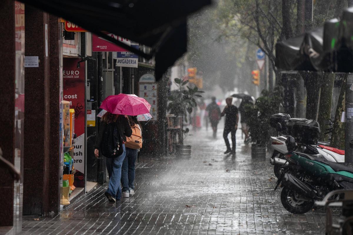 Aguacero en el barrio de Les Corts de Barcelona