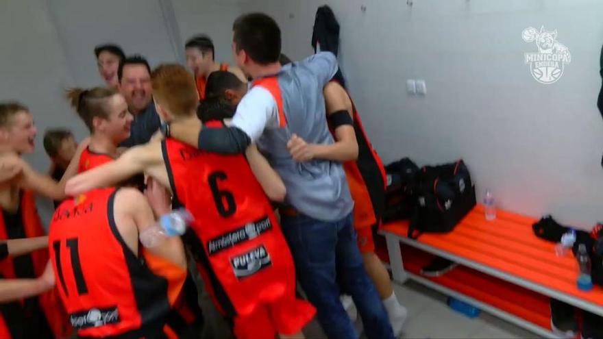 Los jugadores del Valencia Basket celebran su clasificación para la Minicopa