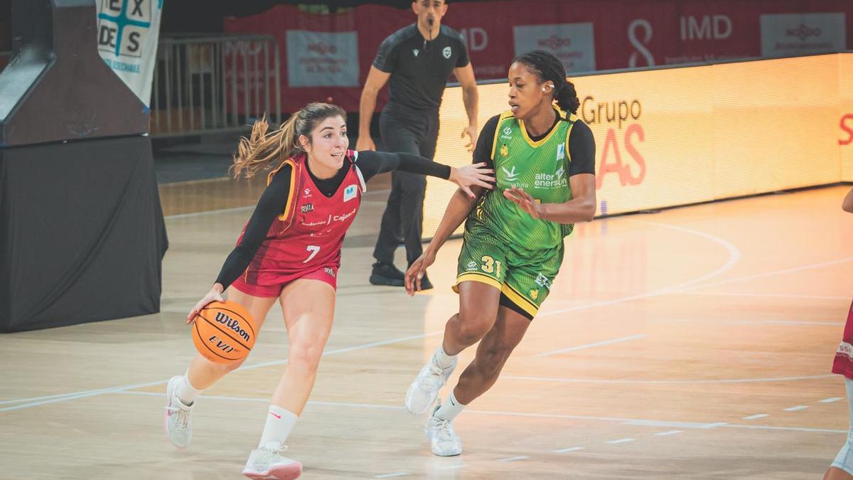 La local María Recio intenta dejar atrás a Josephine Filipe.