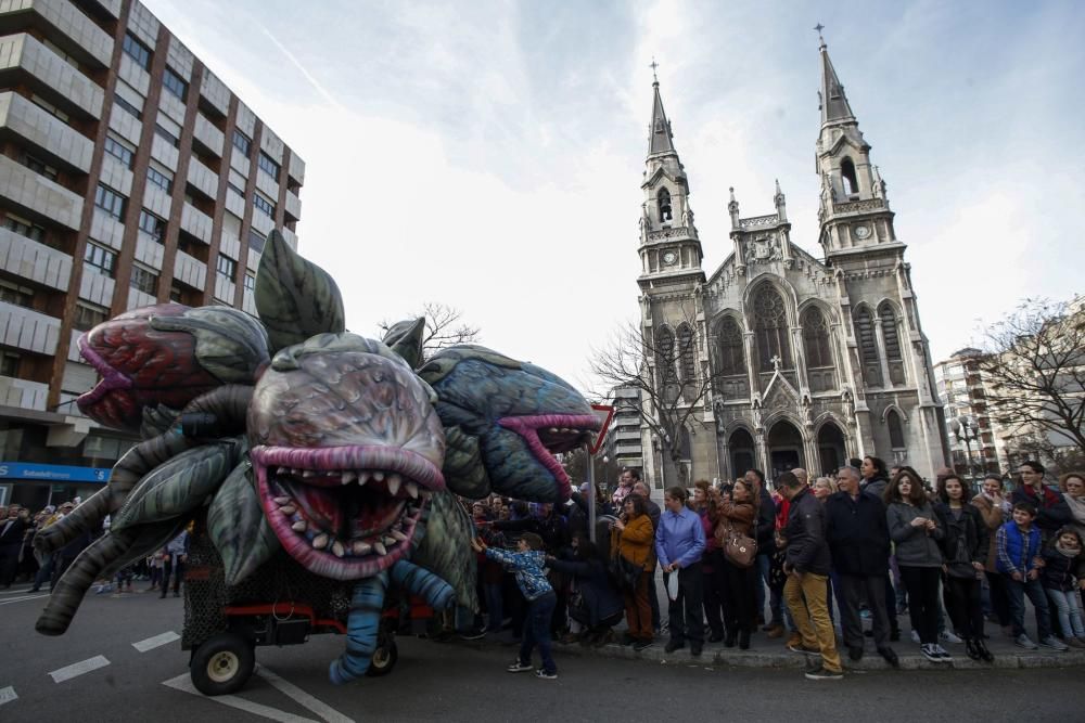 Desfile de carrozas el Lunes de Pascua en Avilés