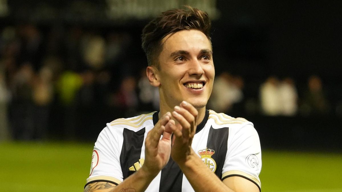 Víctor Eimil, nuevo fichaje del Pontevedra, con la camiseta del Real Unión.